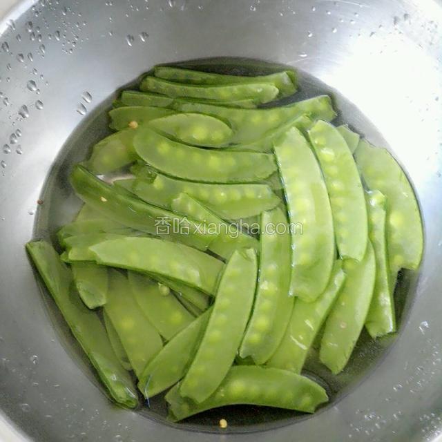 荷兰豆择好洗净