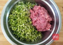 猪肉芹菜大葱馅煎饺的做法图解6