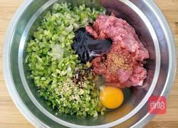 猪肉芹菜大葱馅煎饺的做法图解7