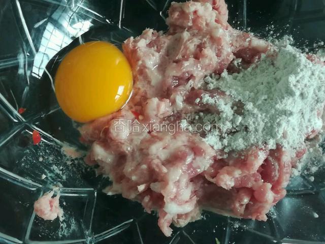 肉泥中加鸡蛋、淀粉、生抽、盐、鸡精抓匀。