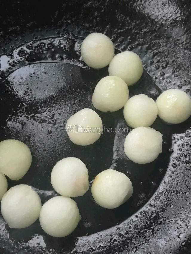 坐锅热油，下冬瓜球炒几下。