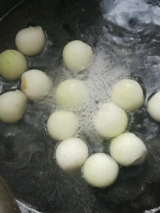 倒入适量热水或高汤做汤，大火煮。