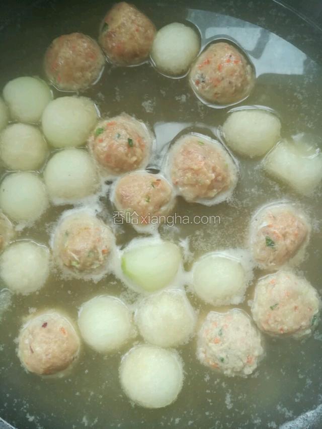 中火煮三分钟，丸子熟了，加盐，特鲜酱油，鸡精，胡椒粉，出锅。