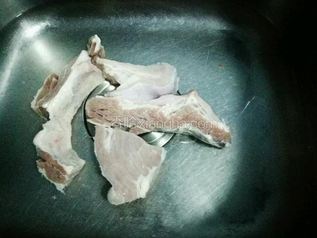 牛腩用清水不断浸泡换水，清洗干净后
