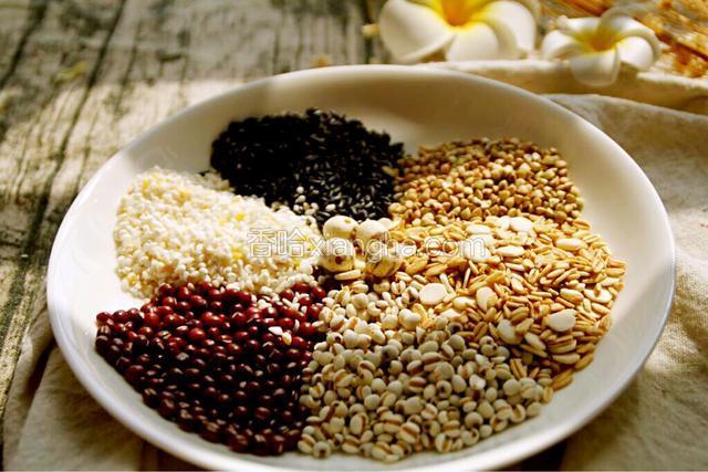准备食材黑米20克红豆30克薏米30克白玉米糁30克燕麦30克荞麦20克莲子2克