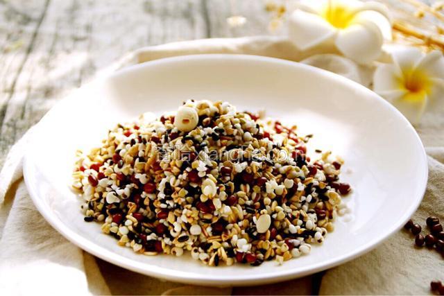 清洗干净后浸泡半个小时，因为我是用高压锅做的所以泡的时间短，如果用别的锅做可以泡的久一点