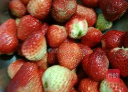 糖腌草莓的做法图解1