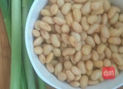 蒜苗豆的做法图解1