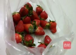 草莓粒酸奶的做法图解1