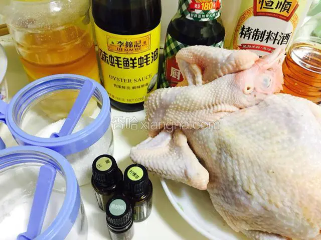 准备好食材，没有柠檬草香茅汁可以用山鸡椒代替，茴香油可以用茴香粒代替，生姜最好磨出姜汁。