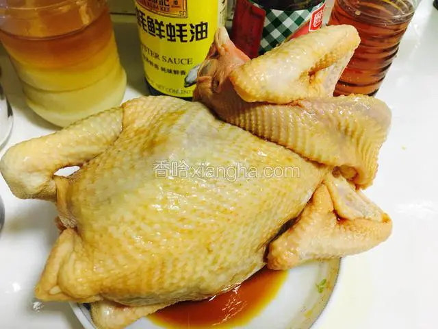 均匀地涂抹在鸡身上和鸡肚，鸡肚里倒入少许腌汁，用牙签封住鸡尾巴。