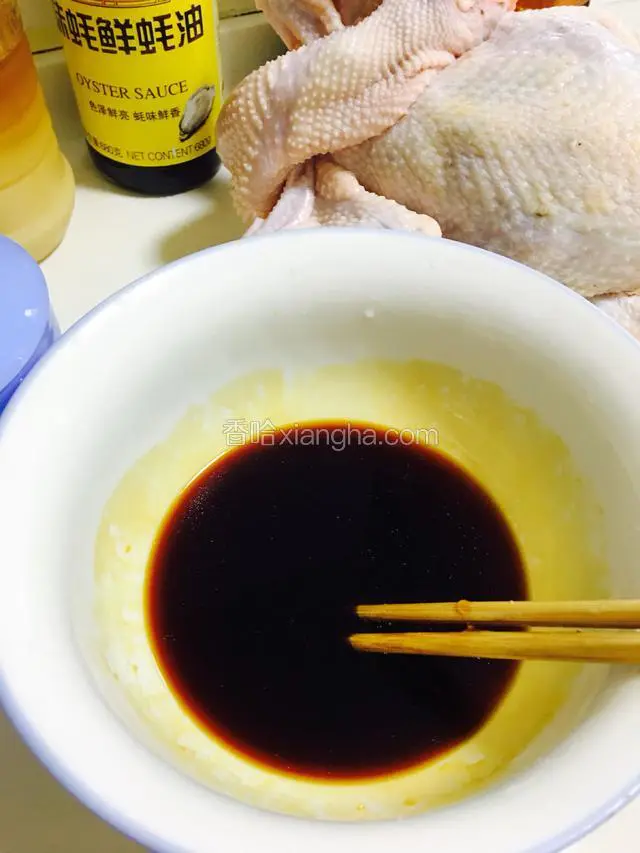 把调料（除蜂蜜）全部倒入碗中混合调成酱汁。