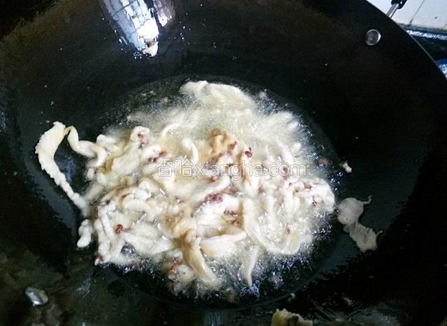 锅里烧油，八成热，冒青烟的时候，放拌好的鸡肉丝快速滑一下油