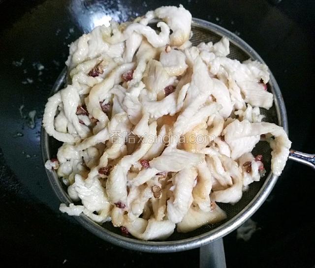 用筛漏捞出控油