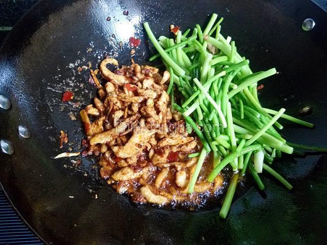 在放炒过的蒜薹，鸡鸡精翻炒，