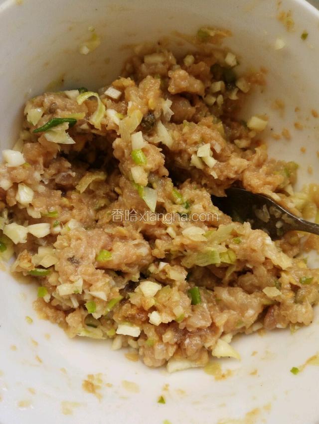 肉馅加葱末，姜末，蒜末，料酒  盐和老抽 玉米粉拌匀腌制