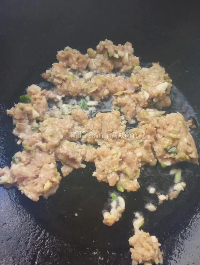 加腌制好的肉馅儿煸炒。