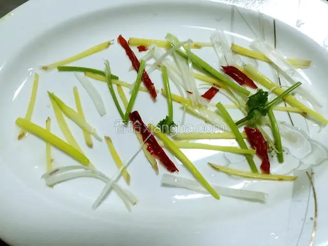 盘里放葱姜丝，辣椒丝和香菜段。