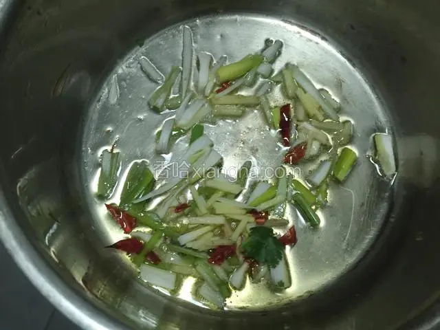 锅中放油烧热，放葱姜辣椒爆香。