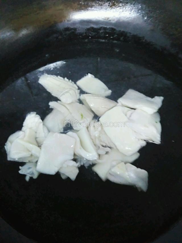 热水焯鱿鱼。