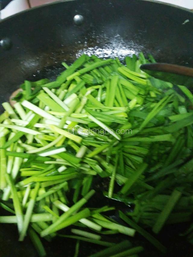 放韮菜，放盐，大火快速煸炒，