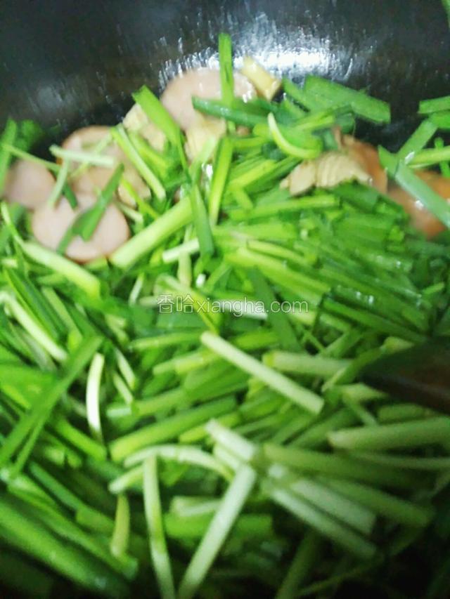 韮菜变色，放鸡精，快速翻炒两下，关火出锅。