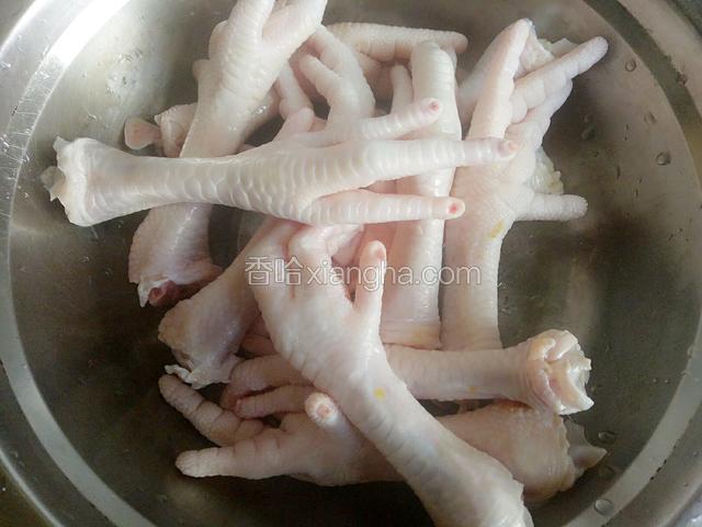 鸡爪洗净去指甲备用