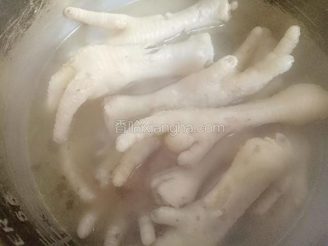锅里放清水放入洗净的鸡爪，水要淹没鸡爪，煮熟鸡爪，大约5到8分钟。