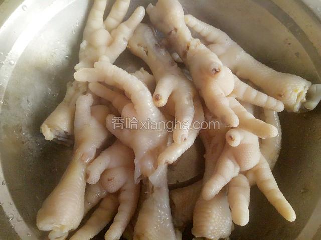 煮熟的鸡爪盛出过凉水，冲去油沫