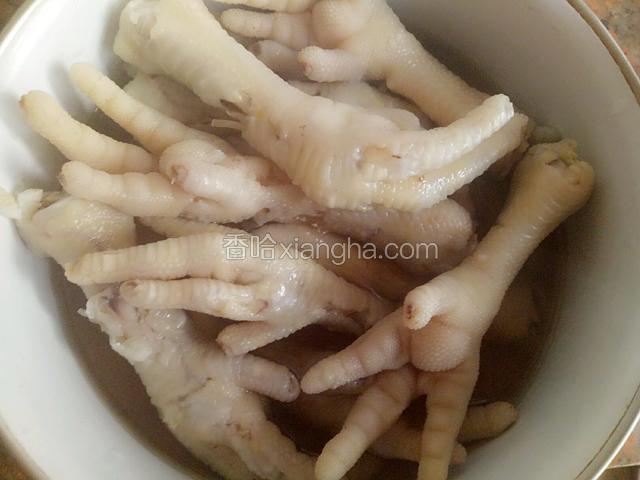 鸡爪装大碗里，倒入糟卤