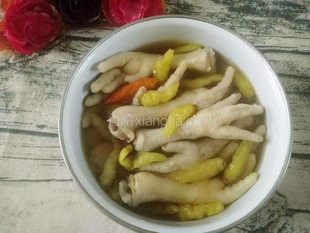 泡制两个小时，美味的泡椒凤爪就可以吃了，非常入味。