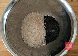 紫米大米粥的做法图解1