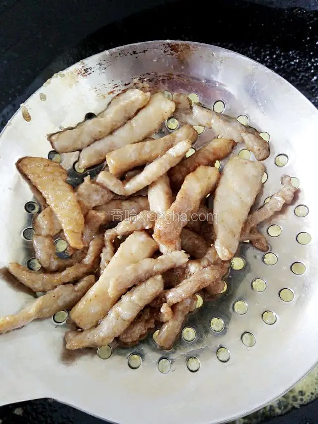 炸至肉条基本定型，捞出！