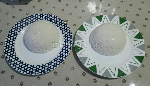 焖好的米饭用小碗盛好压实倒扣在盘子上。