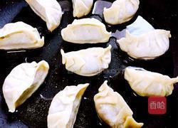 抱蛋煎芹菜猪肉饺的做法图解5