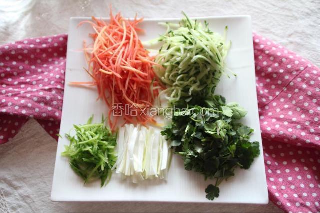 把胡萝卜黄瓜青椒大葱切丝，香菜切沫，另外再切一些葱沫姜丝爆锅用