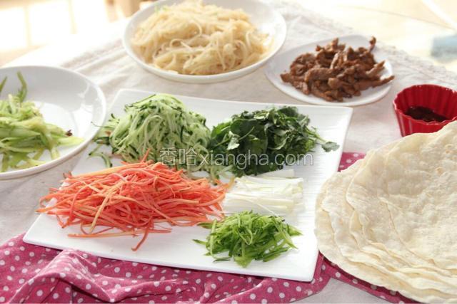 所有菜都搞定，用纯手摔二层饼把各样菜都卷一些就可以开吃咯。