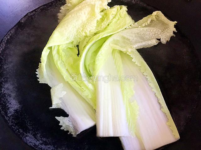 锅中水烧开后沸水焯白菜叶十几秒钟即可捞出控干水分备用。（水里放少许盐焯烫白菜叶）