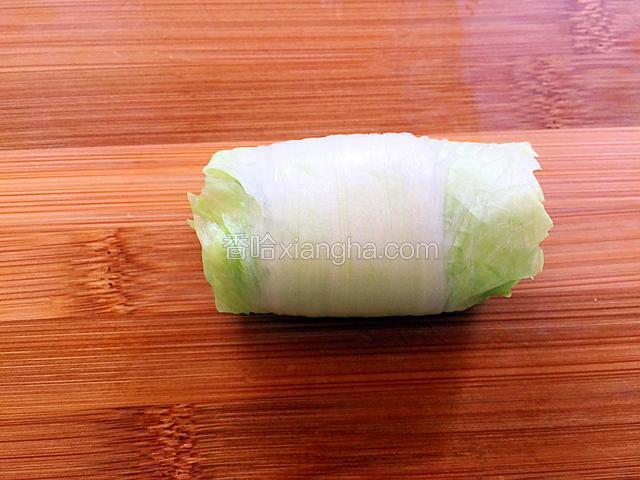 白菜叶全部卷紧实卷完。