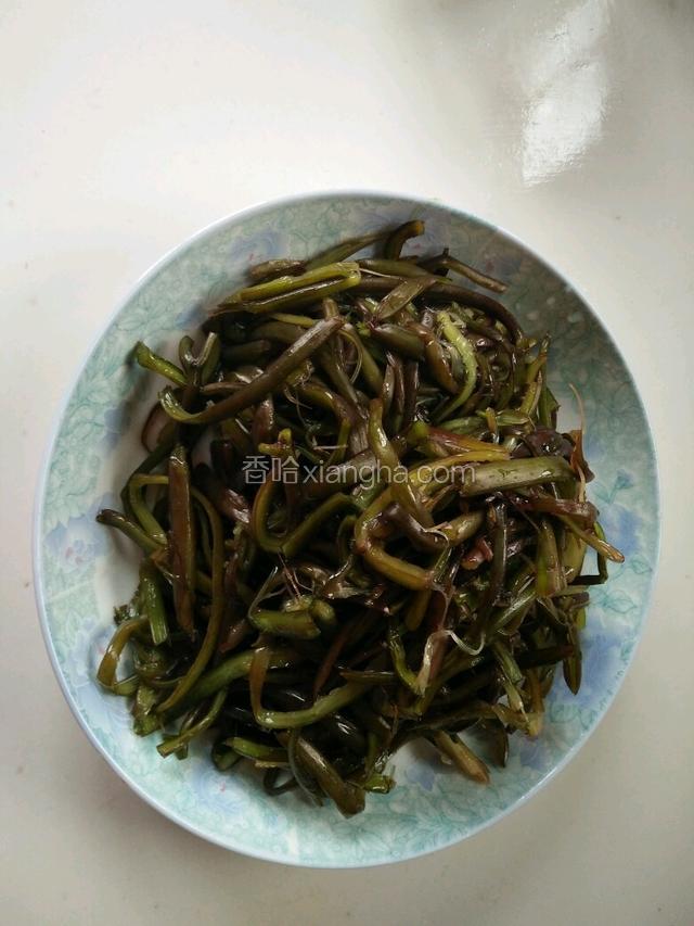 腌制十几分后反复用清水洗净再捻干备用！