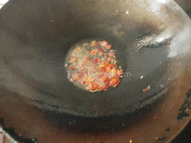 把油烧至七成热放入辣椒炒香，记住别炒糊了，油太热了可以关火炒！