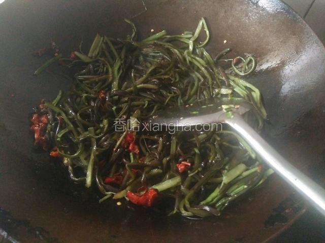 再放入蕨菜翻炒，快熟时再放入野葱盐鸡精翻炒起锅！