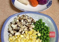 七彩鸡肉饭的做法图解1