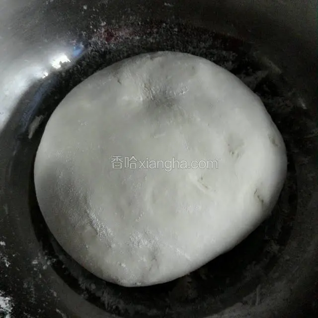 面粉加适量温水和成光滑的面团，醒20分钟再用