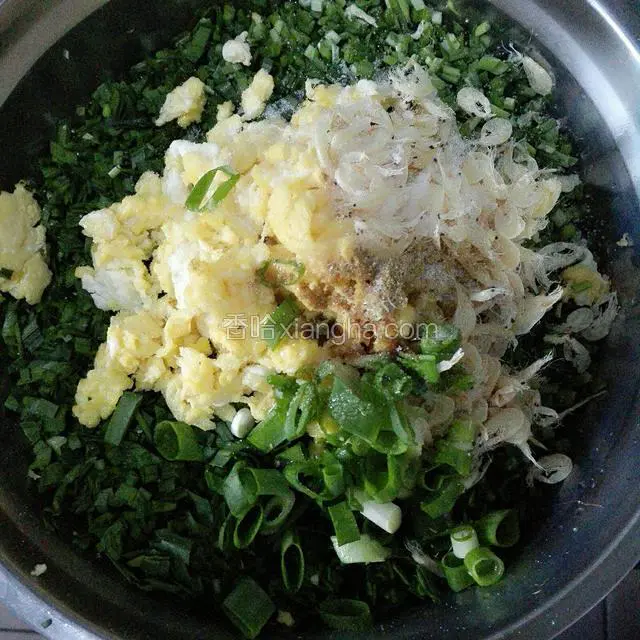 韭菜切碎，放入炒好的鸡蛋碎，虾皮，放上葱姜，适量油，花生油，十三香，盐（我之前发了这个馅料的菜谱，可以参考一下）