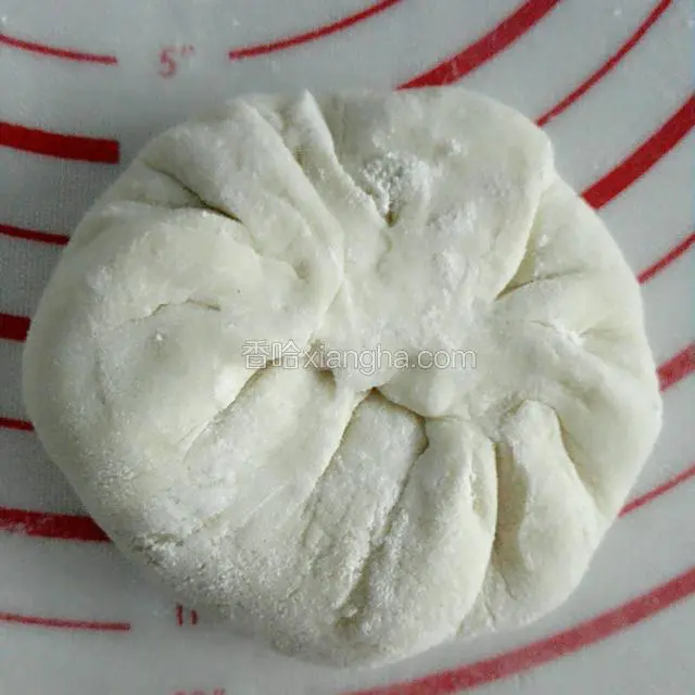 像做包子一样，转圈捏紧收口