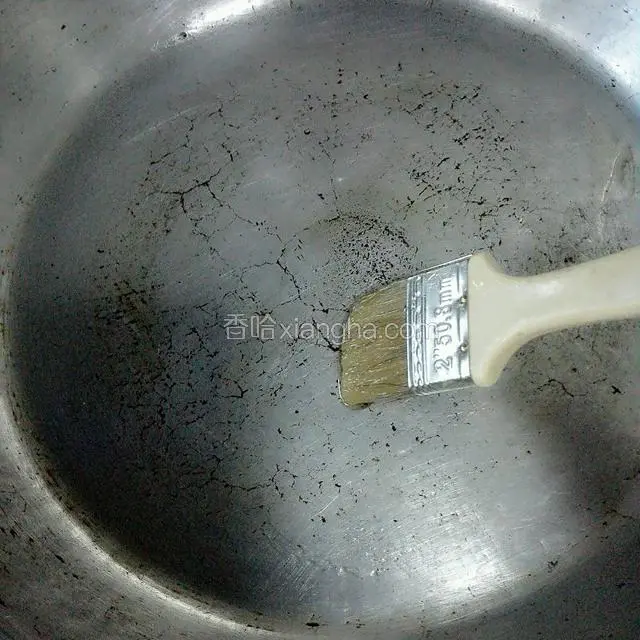 饼铛刷一层薄薄的油，预热一会儿
