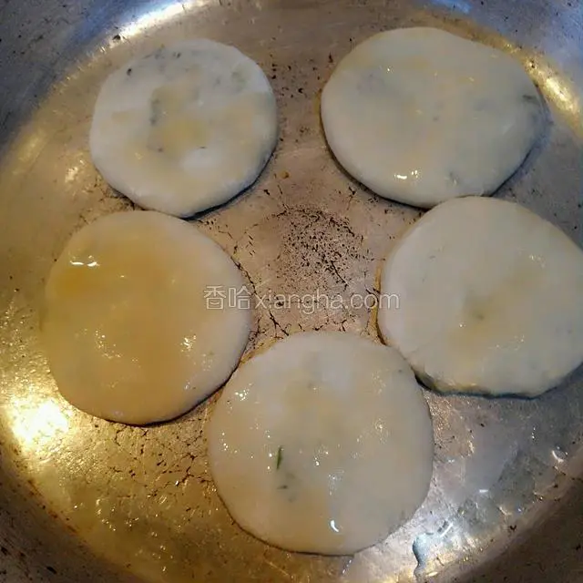 馅盒子鼓起来以后，撒上一点点油
