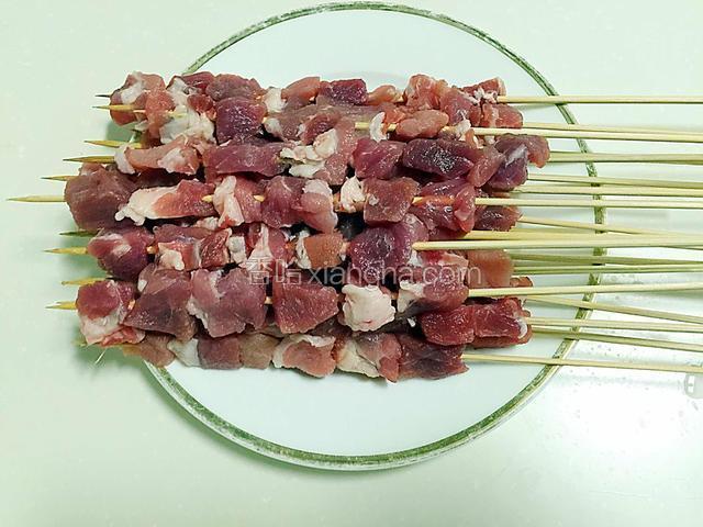 串成肉串。