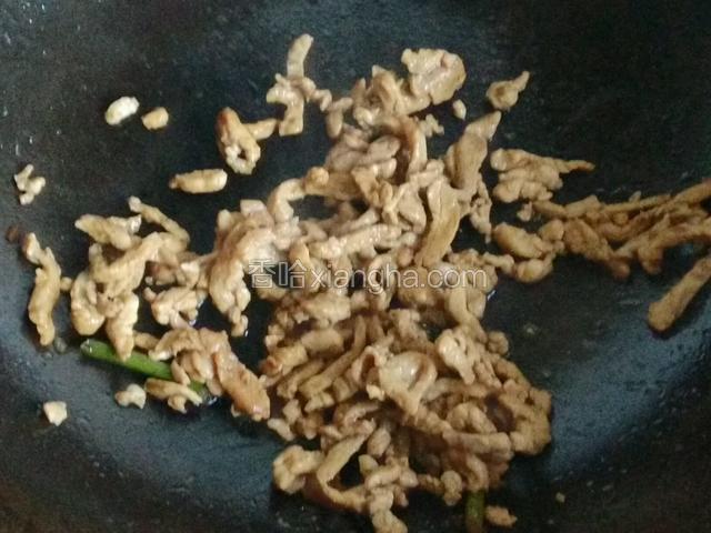 热油下锅煸炒肉丝。
